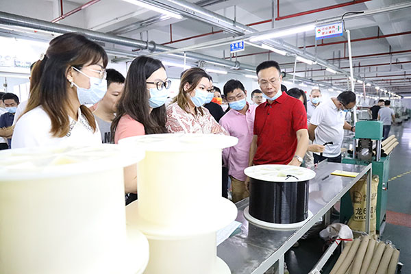 參訪團(tuán)實(shí)地參觀明旺生產(chǎn)車間